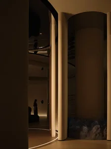 Interior space with modern minimalist design, utilizando concreto como principal material.