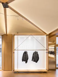 服裝店室內，展示木質層架與玻璃展示櫃。