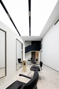 A minimalist design with black and white furniture and a contemporary, open-plan layout.