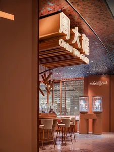 一間燈光充足的珠寶店室內，採用現代設計，融合金屬、玻璃與木質材料。