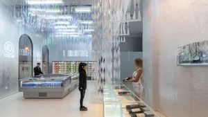現代零售店面，擁有發光玻璃元素與建築特色。