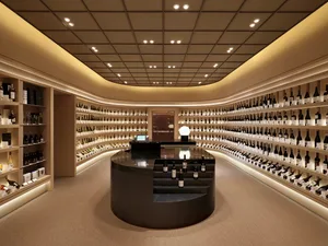 現代店面室內空間，搭配木質牆板與圓形接待區。