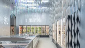 現代雜貨店室內，搭配玻璃牆、金屬飾面與布料點綴。
