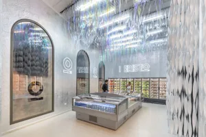 現代雜貨店室內空間，採用金屬表面搭配幾何設計。