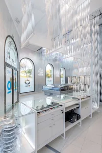 現代店面採用玻璃與金屬材質。