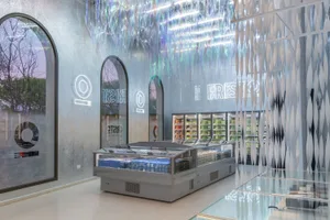 現代零售店內部，特色為鏡面牆與照明燈光。
