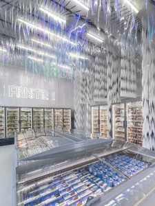 現代零售店內部，玻璃牆與反光塑膠天花板。