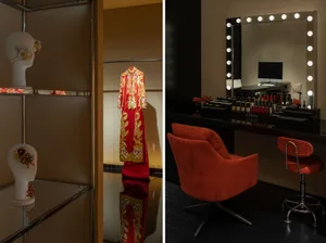 美容院內擺放一件紅色花卉圖案的袍子，並設有帶燈的化妝鏡。