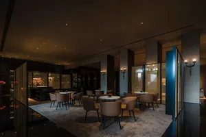 現代餐廳室內，搭配大理石餐桌與皮革餐椅