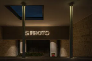 現代店面採用混凝土與玻璃材質。