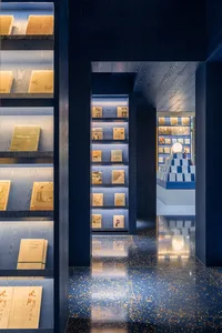 現代書店內的藍色書架展示書籍。