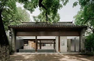 傳統建築入口，木樑、瓦頂與混凝土柱