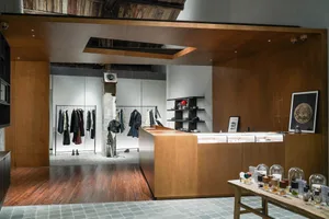 一間以木質元素打造的現代精品零售店，採用簡約設計風格。
