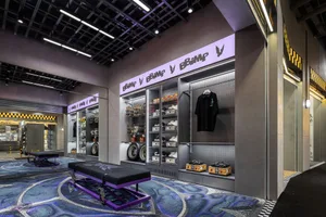 現代汽車店室內，混凝土牆面與地板。
