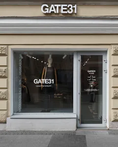 Gate31 店面櫥窗展示人體模特兒身上的服裝商品。