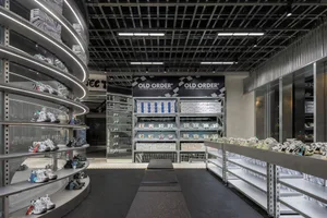 零售鞋店的室內視圖，展示各種陳列的鞋款。