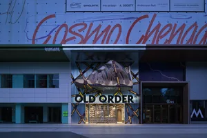現代店面入口設有金屬招牌，顯示「OLD ORDER」與「COSMO Chen」，並以大型發光字母呈現。