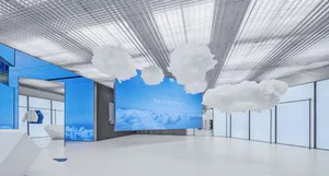極簡店面採用玻璃牆面，白色雲朵懸掛於天花板。