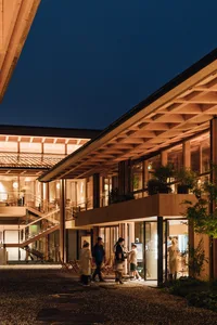 夜間現代建築設計，展現由木頭與玻璃打造的走道