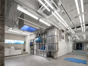 工業風健身中心，搭配混凝土牆面與鋼構結構