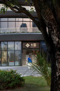 現代商業室內搭配玻璃牆