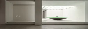 極簡裝置以鋁製飛機為主體