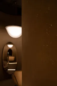 以極簡元素呈現的室內設計，搭配混凝土牆面與溫暖燈光。