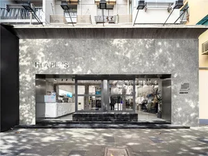 Moderne winkel voor kledingverkoop, gemaakt van beton.