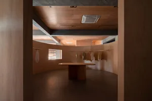 簡約室內空間，展示木製餐桌與衣架。