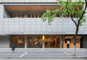 現代店面採用混凝土與玻璃外觀，展示服裝零售店。