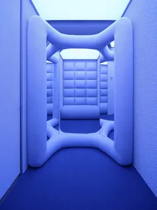 極簡室內空間，搭配布面沙發與軟墊牆面。
