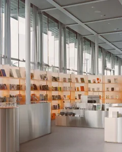 現代書店內的金屬書架與玻璃牆面。