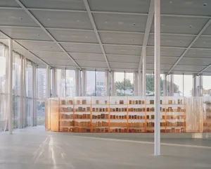 現代圖書館，玻璃牆面搭配窗簾。