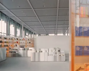 寬敞的現代零售店面，配有大型玻璃窗。