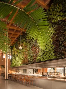 餐廳室內空間，設有茂盛的綠色植生牆