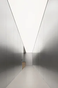 極簡風格的走廊，牆面與地板皆採用金屬材質。