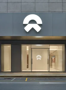 現代店面採用玻璃與混凝土材質