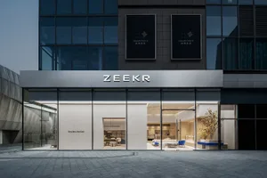 現代 Zeekr 零售店面，採用玻璃與混凝土材質。