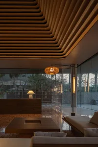 簡約客廳採用木質地板與家具，搭配現代方形咖啡桌及舒適沙發