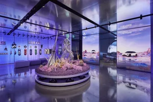 極簡裝置藝術展覽，融合未來元素與寧靜的異世界景觀。