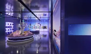 一張零售鞋店的圖像，前景與背景展示各式鞋款。