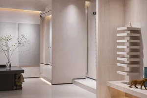 現代極簡室內設計，展現金屬置物架與俐落時尚的空間。