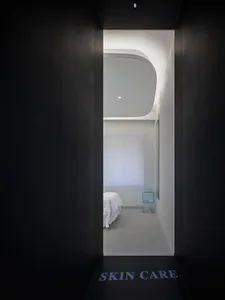 極簡水療室以玻璃與白色元素打造。