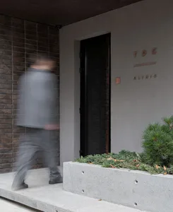 混凝土入口處設有種滿綠植的長形花槽。