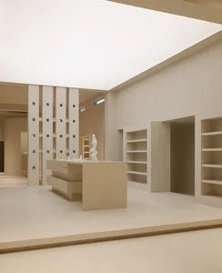 乾淨簡約的零售空間，搭配白色Knoll家具。