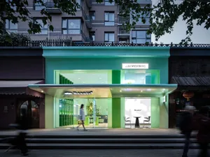 現代零售店面採用玻璃與鋼材材質，呈現俐落當代設計元素。