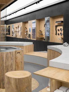 現代零售展示區，搭配木質層板與混凝土檯面。