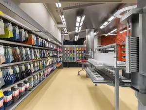 一家專營襪品的現代零售店，設有金屬貨架、混凝土地板與塑膠包裝。
