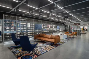 一間採用現代工業設計的鞋店，搭配金屬展示架。