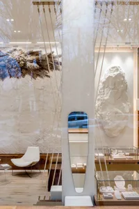 A minimalist retail space with concrete walls and a轻松的内部布局。